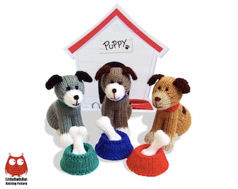 Può includere: Tre giocattoli di cane a maglia con ossa e ciotole. I cani sono grigi, marroni e beige. Le ciotole sono verdi, blu e rosse. Il cartello sopra i cani dice "Puppy".
