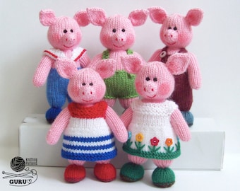 Può includere: Cinque bambole a forma di maiale lavorate a maglia, ognuna con corpi rosa e guance rosee. Le bambole indossano abiti come pantaloni blu, pantaloncini verdi e vestiti con disegni floreali e a righe. Le bambole sono esposte su una superficie bianca.