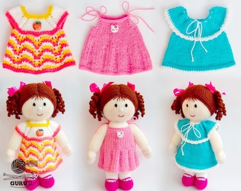 Può includere: Tre bambole di lana che indossano abiti diversi. Le bambole hanno i capelli castani e indossano abiti rosa e blu. Gli abiti sono tutti di stili diversi, uno con un colletto arricciato, uno con un semplice scollo e uno con uno scollo a festoni.