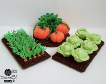 Può includere: Un set di tre appezzamenti di verdure a maglia, tra cui un appezzamento di erba verde con carote arancioni, un appezzamento di cavolo verde e un appezzamento di zucche arancioni con foglie verdi.