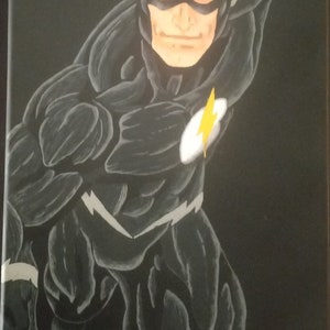 Pode incluir: Pintura em preto e branco do Flash, um super-herói com um símbolo de raio no peito. A pintura está sobre um fundo preto e o Flash está em uma pose dinâmica.