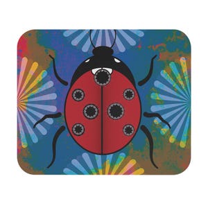 Pode incluir: Um design quadrado arredondado e caprichoso com uma joaninha estilizada com corpo vermelho e pintas pretas. O fundo é uma mistura vibrante de azul, castanho e explosões coloridas, criando uma estética lúdica e artística.