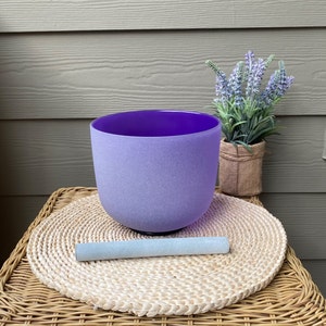 Bol chantant en cristal givré de couleur violette, chakra de la couronne de 20 cm (20 cm), si clair, bol chantant musical et maillet pour la guérison, son clair