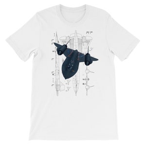 Op de afbeelding: Een wit T-shirt met een zwart-witte blauwdruk van een SR-71 Blackbird-vliegtuig. Het vliegtuig wordt in drie verschillende aanzichten getoond, met de bovenaanzicht in het midden en de zijaanzichten aan beide kanten. Het vliegtuig wordt getoond in vlucht, met zijn naar achteren geveegde vleugels.
