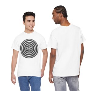 Puede incluir: Una camiseta blanca de manga corta con un gráfico grande y centrado de un engranaje o volante mecánico circular en color plata metálico y negro, con un cubo central detallado y un borde exterior dentado, vista desde el frente y la espalda.