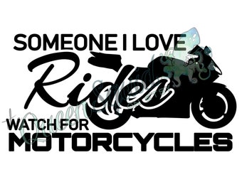 Op de afbeelding: Zwart grafisch ontwerp met een motorfiets silhouet en de woorden "SOMEONE I LOVE RIDES MOTORCYCLES" in vette, gestileerde lettertypen. De afbeelding heeft een witte achtergrond.