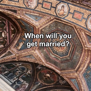 Puede incluir: Un primer plano de un techo decorativo con molduras doradas y pinturas intrincadas. El texto "When will you get married?" se superpone a la imagen.