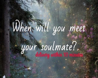 Peut inclure: Une forêt avec de grands arbres, des fleurs violettes et des lumières dorées scintillantes. Le texte blanc indique "When will you meet your soulmate?" et le texte rouge en dessous indique "delivery within 10 minutes" sur un fond boisé brumeux.