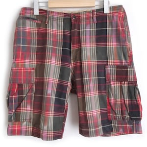 Könnte beinhalten: Rote, grüne und weiße karierte Cargo-Shorts mit zwei großen Taschen an den Seiten.