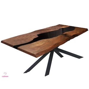 Individuell angefertigter Live Edge Esstisch aus Epoxidharz: Fluss Design