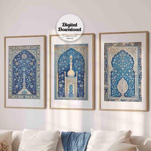 Może przedstawiać: Trzy oprawione wydruki islamskiej sztuki w kolorze niebieskim i złotym o skomplikowanych wzorach. Wydruki przedstawiają łuki, wzory kwiatowe i kształty geometryczne.