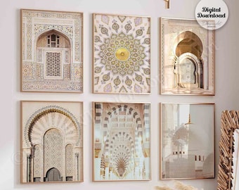 Puede incluir: Seis impresiones enmarcadas de arquitectura islámica intrincada, que incluyen arcos, puertas y patrones geométricos. Las impresiones se muestran en una pared blanca en un ambiente de sala de estar con un sofá marrón, una mesa de café y una cesta de mimbre.