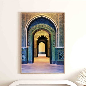 Puede incluir: Una impresión enmarcada de un arco de colores con intrincados trabajos de azulejos en tonos azules, verdes y dorados. El arco conduce a un pasillo con suelo de baldosas.