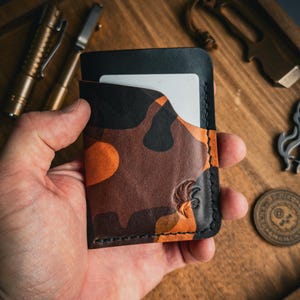 Cartera de cuero hecha a mano con camuflaje negro, tarjetero de cuero multicolor para hombre, regalo para él, equipo de cuero para bushcraft, cuero de plena flor