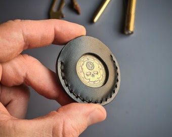 Edc-Münzhalter aus Leder mit ausgestanztem Loch