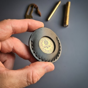 Edc-Münzhalter aus Leder mit ausgestanztem Loch