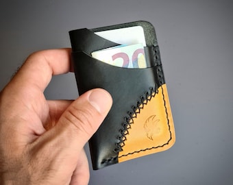 Tarjetero minimalista de piel negra y amarilla hecho a mano.
