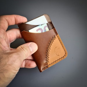 Handgemaakte minimalistische bruine EDC-leren portemonnee, cappuccino-leren portemonnee, leren kaarthouder, minimalistische herenportemonnee, verticale kaarthouder