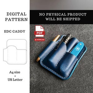 Op de afbeelding: Een blauw leren EDC-caddy met een pen, zaklamp en zakmes. De caddy heeft een gestikt ontwerp en een logo. De afbeelding bevat ook een digitaal patroon voor de caddy, verkrijgbaar in A4- en US Letter-formaten.