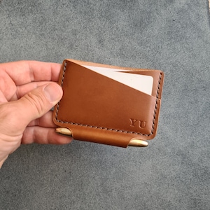 Cartera de cuero minimalista personalizada con ranura para bolígrafo, regalo personalizado hecho a mano para él, titular de la tarjeta Fisher Space Pen, regalo de aniversario imagen 3