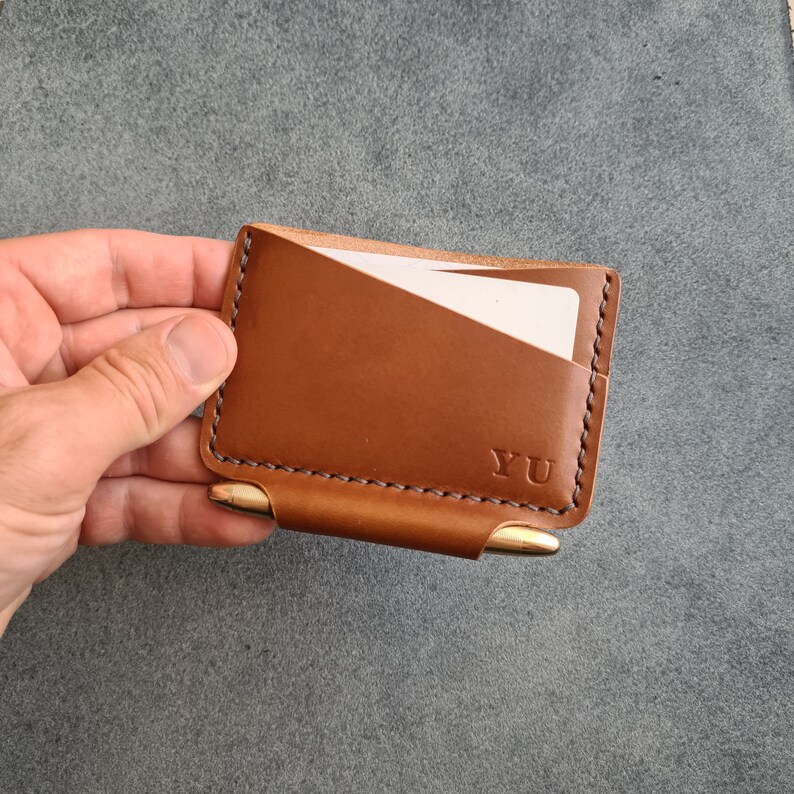 Cartera de cuero minimalista personalizada con ranura para bolígrafo, regalo personalizado hecho a mano para él, titular de la tarjeta Fisher Space Pen, regalo de aniversario imagen 3