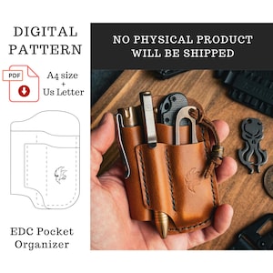 Op de afbeelding: Een bruine leren EDC-zakorganizer met een pen, zaklamp en mes. De organizer heeft een gestikt ontwerp en een vogellogo. De afbeelding toont ook een digitaal patroon voor de organizer, met de tekst "DIGITAL PATTERN" en "NO PHYSICAL PRODUCT WILL BE SHIPPED."
