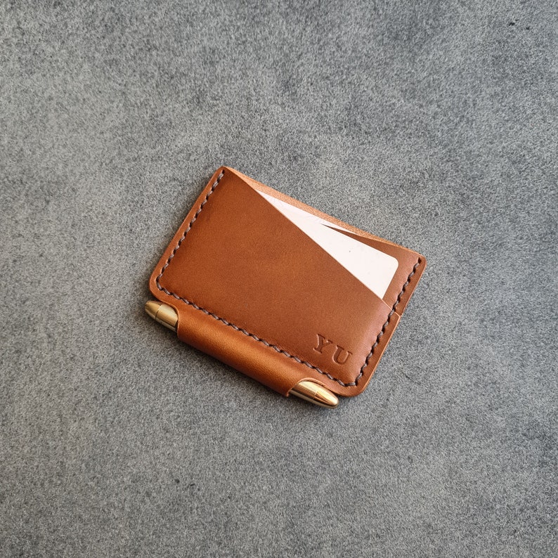 Cartera de cuero minimalista personalizada con ranura para bolígrafo, regalo personalizado hecho a mano para él, titular de la tarjeta Fisher Space Pen, regalo de aniversario imagen 7