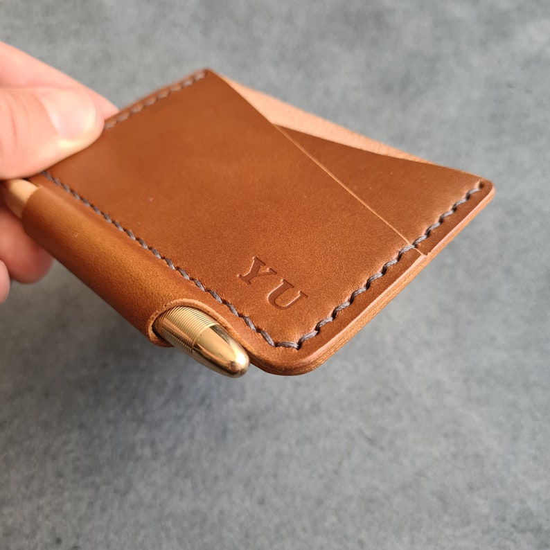 Cartera de cuero minimalista personalizada con ranura para bolígrafo, regalo personalizado hecho a mano para él, titular de la tarjeta Fisher Space Pen, regalo de aniversario imagen 4