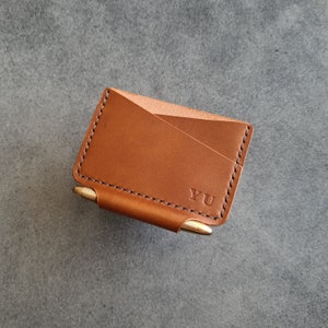Cartera de cuero minimalista personalizada con ranura para bolígrafo, regalo personalizado hecho a mano para él, titular de la tarjeta Fisher Space Pen, regalo de aniversario imagen 2