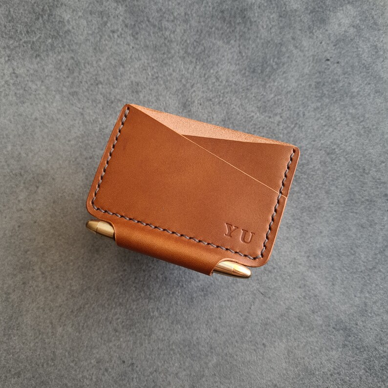 Cartera de cuero minimalista personalizada con ranura para bolígrafo, regalo personalizado hecho a mano para él, titular de la tarjeta Fisher Space Pen, regalo de aniversario imagen 2