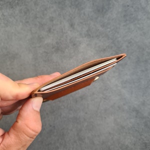 Cartera de cuero minimalista personalizada con ranura para bolígrafo, regalo personalizado hecho a mano para él, titular de la tarjeta Fisher Space Pen, regalo de aniversario imagen 6