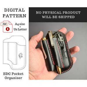 Może przedstawiać: Czarny skórzany organizer kieszonkowy EDC z czerwonymi szwami, trzymający długopis i nóż. Obraz pokazuje również cyfrowy wzór organizera z tekstem "DIGITAL PATTERN" i "NO PHYSICAL PRODUCT WILL BE SHIPPED".