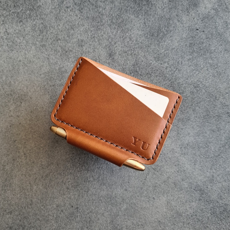 Cartera de cuero minimalista personalizada con ranura para bolígrafo, regalo personalizado hecho a mano para él, titular de la tarjeta Fisher Space Pen, regalo de aniversario imagen 1