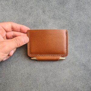 Cartera de cuero minimalista personalizada con ranura para bolígrafo, regalo personalizado hecho a mano para él, titular de la tarjeta Fisher Space Pen, regalo de aniversario imagen 5