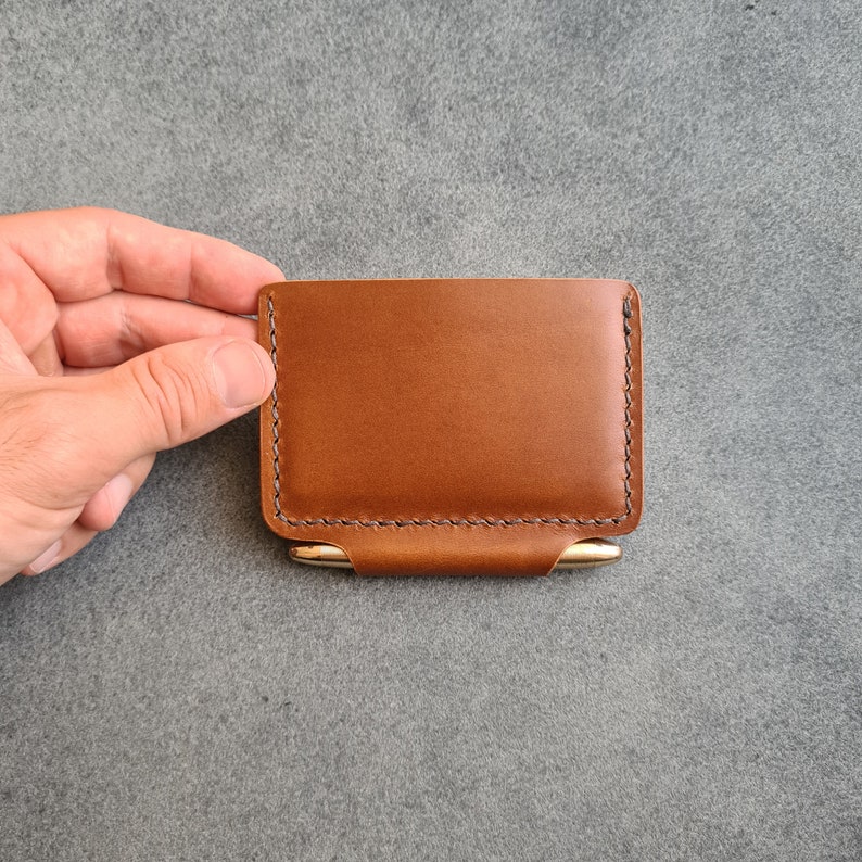 Cartera de cuero minimalista personalizada con ranura para bolígrafo, regalo personalizado hecho a mano para él, titular de la tarjeta Fisher Space Pen, regalo de aniversario imagen 5