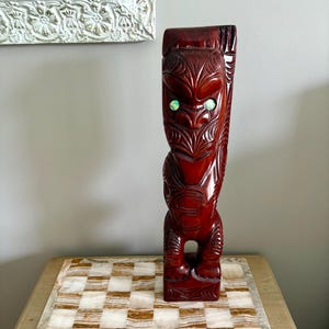 Statua in legno intagliata MAORI, Nuova Zelanda, intagliata a mano, conchiglia Paua, di grandi dimensioni 15 3/4&quot;, probabilmente anni &#39;60, rappresenta nascita, vita, morte, TIKI