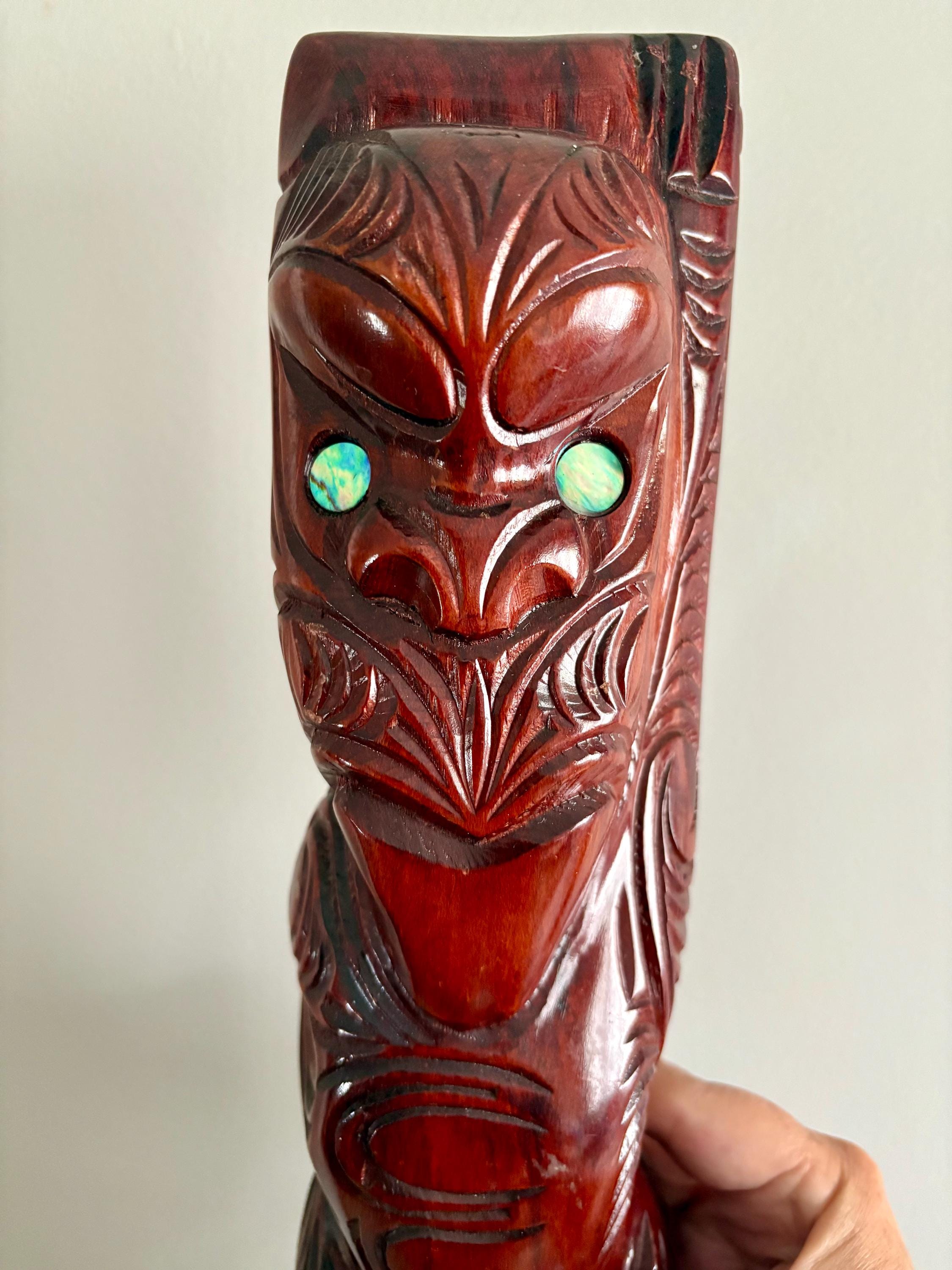 ニュージーランドのマオリ族の木製彫刻像、手彫り、パウア貝、特大 15