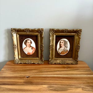 SET med 2 handmålade miniatyrporträtt i porslin, brun sammet, plastramar, möjligen franska, två kvinnor