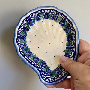 Plat à huîtres en poterie polonaise Unikat, décor floral bleu, motif clé grecque