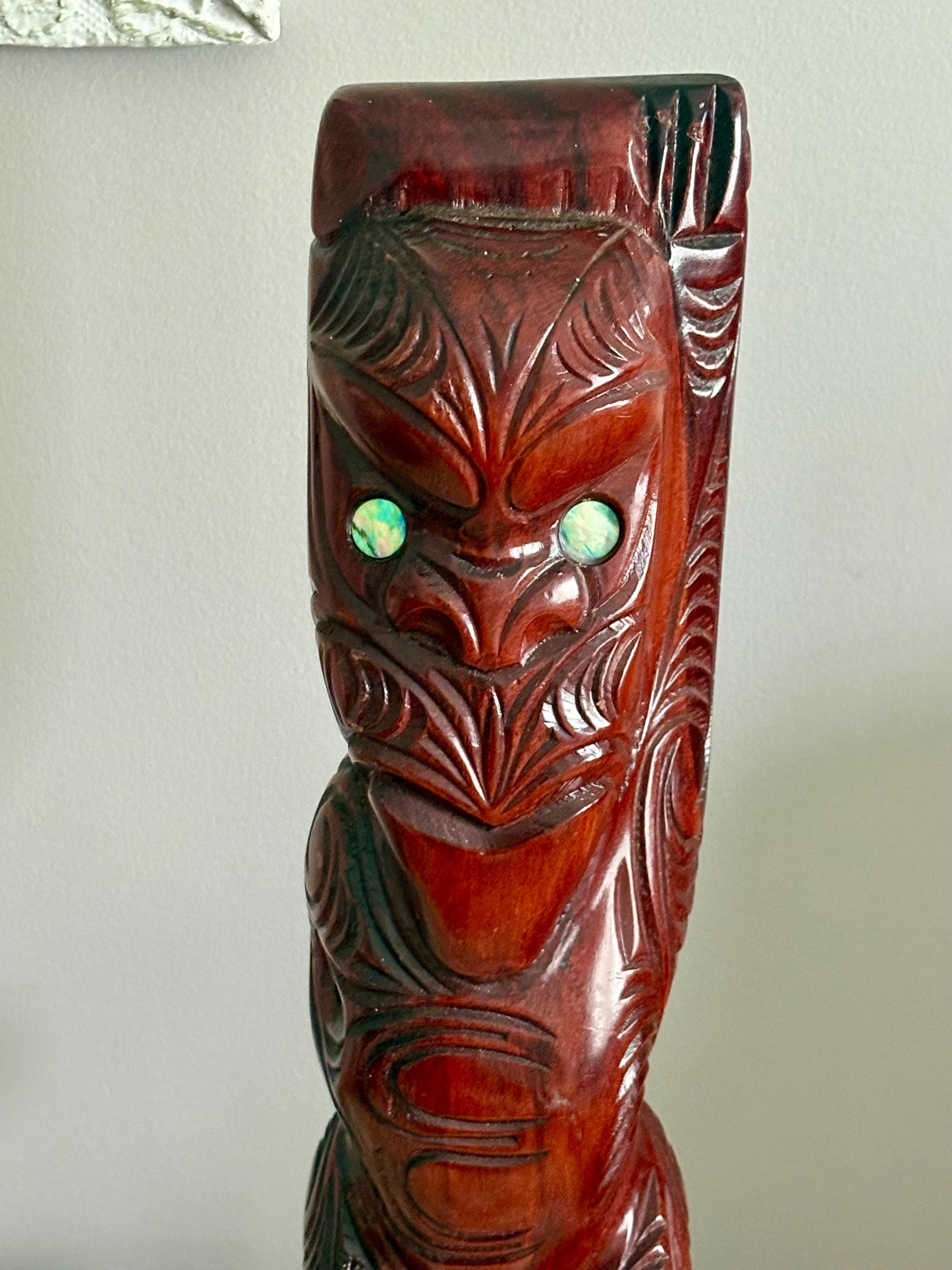 ニュージーランドのマオリ族の木製彫刻像、手彫り、パウア貝、特大 15