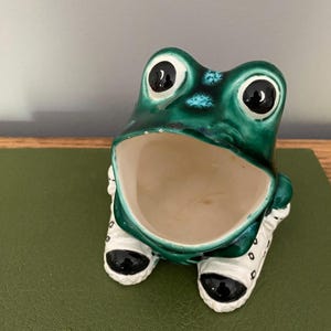 FROGGY SPONGE HOLDER, 1970&#39;s, dark green/black glaze, frog lover, retro, groovy, tennis shoes, chippy face, signed, vintage kitchen kitschy