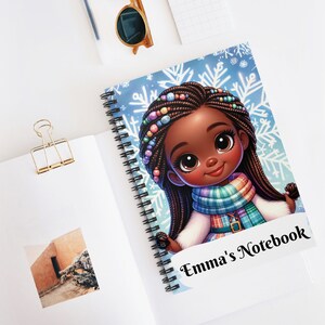 Vibrante cuaderno en espiral personalizado para niños (con rayas) para días festivos, cumpleaños o cualquier ocasión especial. ¡Agregue cualquier nombre!
