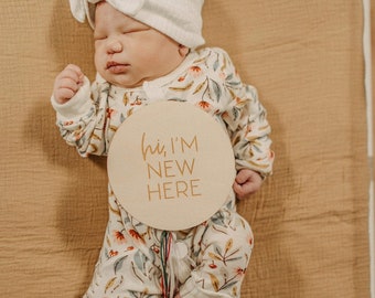 Hi, I&#39;m new here Newborn Baby Plaque, Baby Hospital Photography Prop, Newborn Baby Wooden Circle Sign