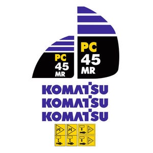 Op de afbeelding: Op een witte achtergrond het Komatsu-logo en veiligheidssymbolen. Het logo bevat de tekst "PC 45 MR" in geel en wit op een zwarte en blauwe achtergrond. Onder het logo staat het woord "KOMATSU" drie keer in blauw.