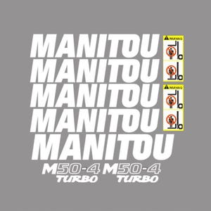 Pode incluir: Fundo cinza com o texto branco "MANITOU" empilhado cinco vezes. Abaixo, o texto "M50-4 M50-4 TURBO TURBO" é exibido. Pequenos rótulos de aviso amarelos com uma pessoa e uma empilhadeira à direita.