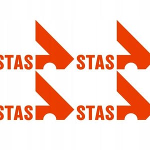 Peut inclure: Fond blanc avec six flèches orange et le mot "STAS" en lettres orange. Les flèches pointent vers la droite et ont une découpe incurvée à la base. Le design est simple et audacieux.
