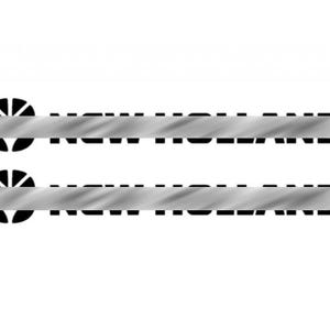 Op de afbeelding: Twee identieke horizontale stickers met het zwarte New Holland logo en tekst. Elke sticker heeft een metallic zilveren rechthoekige strook die over het midden van de zwarte letters en het bladvormige embleem aan de linkerzijde ligt.