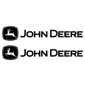 Może przedstawiać: Dwa loga John Deere. Każde logo przedstawia czarną sylwetkę jelenia w czarno-zielonej tarczy, ze słowami "JOHN DEERE" pogrubionymi, czarnymi literami po prawej stronie.