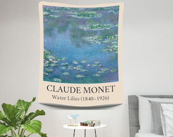 Op de afbeelding: Een rechthoekig wandtapijt met een reproductie van Claude Monets schilderij Waterlelies in blauwe, groene en roze tinten. De tekst CLAUDE MONET en Water Lilies (1840-1926) staat onderaan in het zwart gedrukt op een crèmekleurige achtergrond.