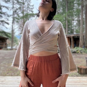 Top corto a maniche lunghe in cotone biologico sostenibile - Top corto avvolgente a maniche lunghe in cotone - Top da spiaggia Tulum - Top Pixie beige - Top tribale